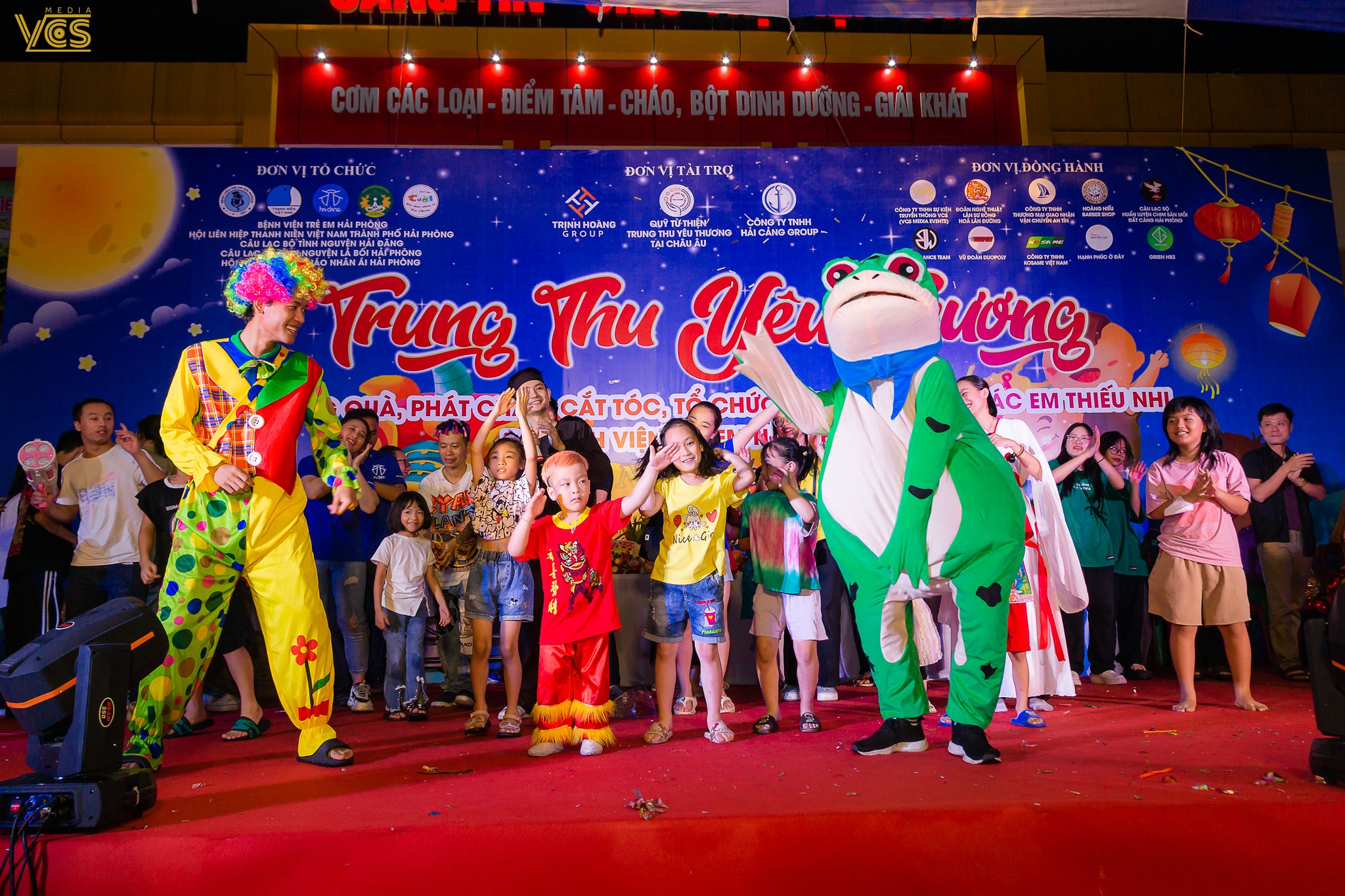 Trưởng phòng VCS MEDIA EVENT hóa trang thành ếch xanh kute - quấy hết mình tại sự kiện "Trung thu yêu thương" tại bệnh viện trẻ em Hải Phòng