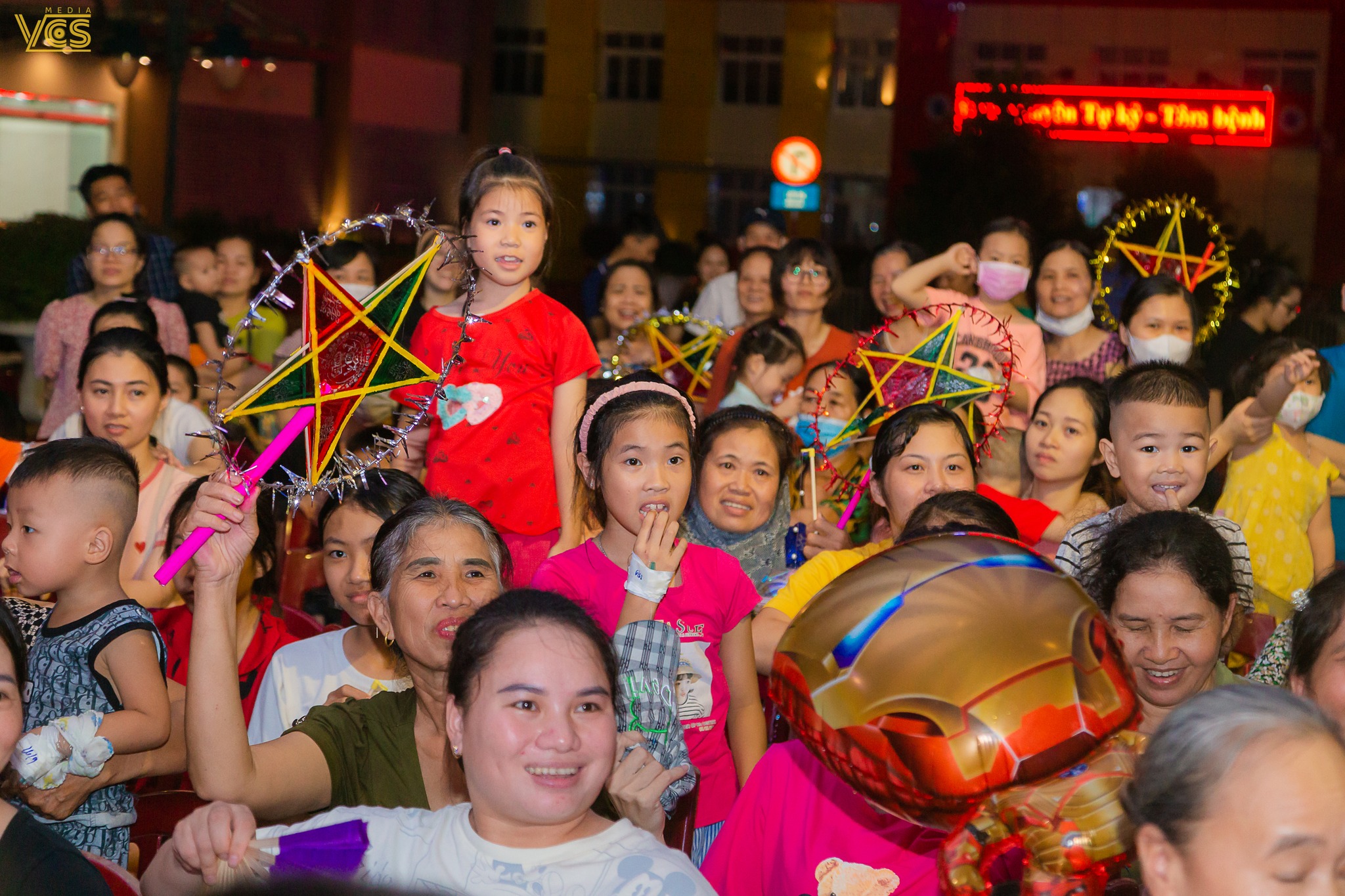 ❤️ Dịp Tết trung thu này, Bệnh viện trẻ em Hải Phòng có trên 600 em nhỏ đang phải nằm viện điều trị không thể đón mùa trung thu trọn vẹn bên gia đình. Thấu hiểu và cảm thông với những thiệt thòi của các bệnh nhi, tối ngày 26/09/2023 Bệnh viện Trẻ em Hải Phòng đã tổ chức chương trình “Trung thu yêu thương” năm 2023 để khích lệ tinh thần các con ❤️ Anh Lương Danh Sơn - trưởng phòng Marketing đã đại diện cho công ty 𝐕𝐂𝐒 𝐌𝐄𝐃𝐈𝐀 𝐄𝐕𝐄𝐍𝐓 tham gia chương trình với tư cách là đơn vị đồng hành ! ❤️ Chương trình đã diễn ra thành công tốt đẹp, giúp các em được tận hưởng trọn vẹn niềm vui liên hoan phá cỗ trăng rằm và đón nhận những món quà ý nghĩa, đong đầy yêu thương từ các y bác sĩ và các mạnh thường quân.