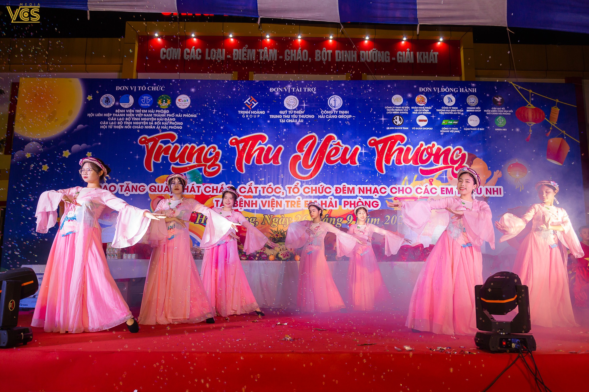 ❤️ Dịp Tết trung thu này, Bệnh viện trẻ em Hải Phòng có trên 600 em nhỏ đang phải nằm viện điều trị không thể đón mùa trung thu trọn vẹn bên gia đình. Thấu hiểu và cảm thông với những thiệt thòi của các bệnh nhi, tối ngày 26/09/2023 Bệnh viện Trẻ em Hải Phòng đã tổ chức chương trình “Trung thu yêu thương” năm 2023 để khích lệ tinh thần các con ❤️ Anh Lương Danh Sơn - trưởng phòng Marketing đã đại diện cho công ty 𝐕𝐂𝐒 𝐌𝐄𝐃𝐈𝐀 𝐄𝐕𝐄𝐍𝐓 tham gia chương trình với tư cách là đơn vị đồng hành ! ❤️ Chương trình đã diễn ra thành công tốt đẹp, giúp các em được tận hưởng trọn vẹn niềm vui liên hoan phá cỗ trăng rằm và đón nhận những món quà ý nghĩa, đong đầy yêu thương từ các y bác sĩ và các mạnh thường quân.