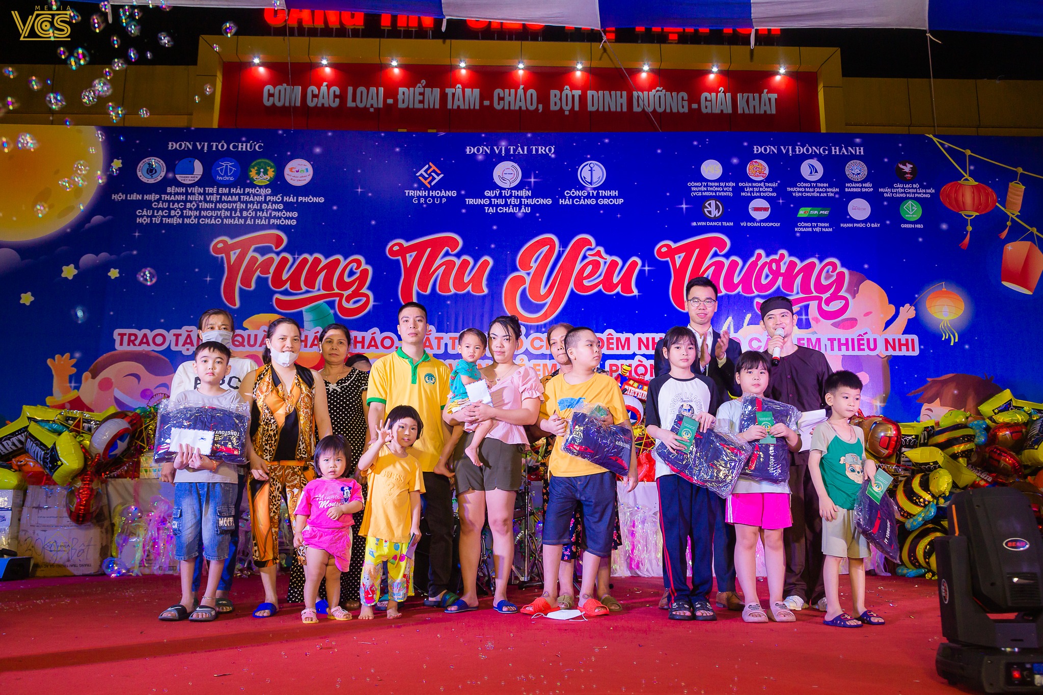 ❤️ Dịp Tết trung thu này, Bệnh viện trẻ em Hải Phòng có trên 600 em nhỏ đang phải nằm viện điều trị không thể đón mùa trung thu trọn vẹn bên gia đình. Thấu hiểu và cảm thông với những thiệt thòi của các bệnh nhi, tối ngày 26/09/2023 Bệnh viện Trẻ em Hải Phòng đã tổ chức chương trình “Trung thu yêu thương” năm 2023 để khích lệ tinh thần các con ❤️ Anh Lương Danh Sơn - trưởng phòng Marketing đã đại diện cho công ty 𝐕𝐂𝐒 𝐌𝐄𝐃𝐈𝐀 𝐄𝐕𝐄𝐍𝐓 tham gia chương trình với tư cách là đơn vị đồng hành ! ❤️ Chương trình đã diễn ra thành công tốt đẹp, giúp các em được tận hưởng trọn vẹn niềm vui liên hoan phá cỗ trăng rằm và đón nhận những món quà ý nghĩa, đong đầy yêu thương từ các y bác sĩ và các mạnh thường quân.