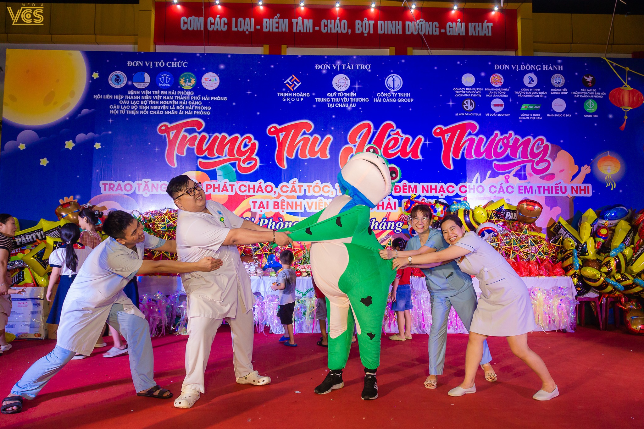 ❤️ Dịp Tết trung thu này, Bệnh viện trẻ em Hải Phòng có trên 600 em nhỏ đang phải nằm viện điều trị không thể đón mùa trung thu trọn vẹn bên gia đình. Thấu hiểu và cảm thông với những thiệt thòi của các bệnh nhi, tối ngày 26/09/2023 Bệnh viện Trẻ em Hải Phòng đã tổ chức chương trình “Trung thu yêu thương” năm 2023 để khích lệ tinh thần các con ❤️ Anh Lương Danh Sơn - trưởng phòng Marketing đã đại diện cho công ty 𝐕𝐂𝐒 𝐌𝐄𝐃𝐈𝐀 𝐄𝐕𝐄𝐍𝐓 tham gia chương trình với tư cách là đơn vị đồng hành ! ❤️ Chương trình đã diễn ra thành công tốt đẹp, giúp các em được tận hưởng trọn vẹn niềm vui liên hoan phá cỗ trăng rằm và đón nhận những món quà ý nghĩa, đong đầy yêu thương từ các y bác sĩ và các mạnh thường quân.