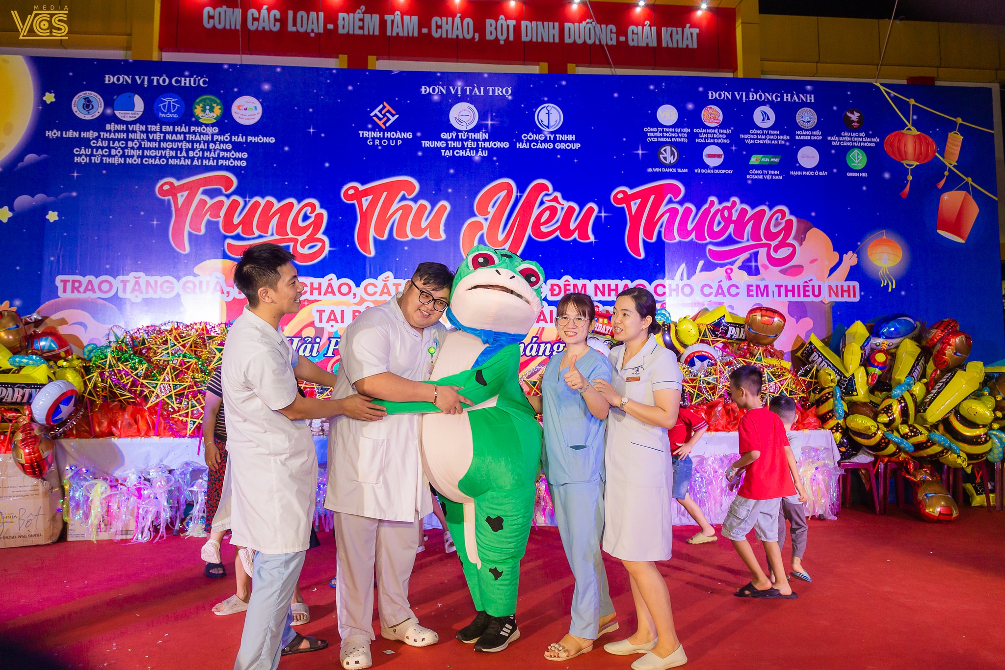 Trưởng phòng VCS MEDIA EVENT hóa trang thành ếch xanh kute - quấy hết mình tại sự kiện "Trung thu yêu thương" tại bệnh viện trẻ em Hải Phòng