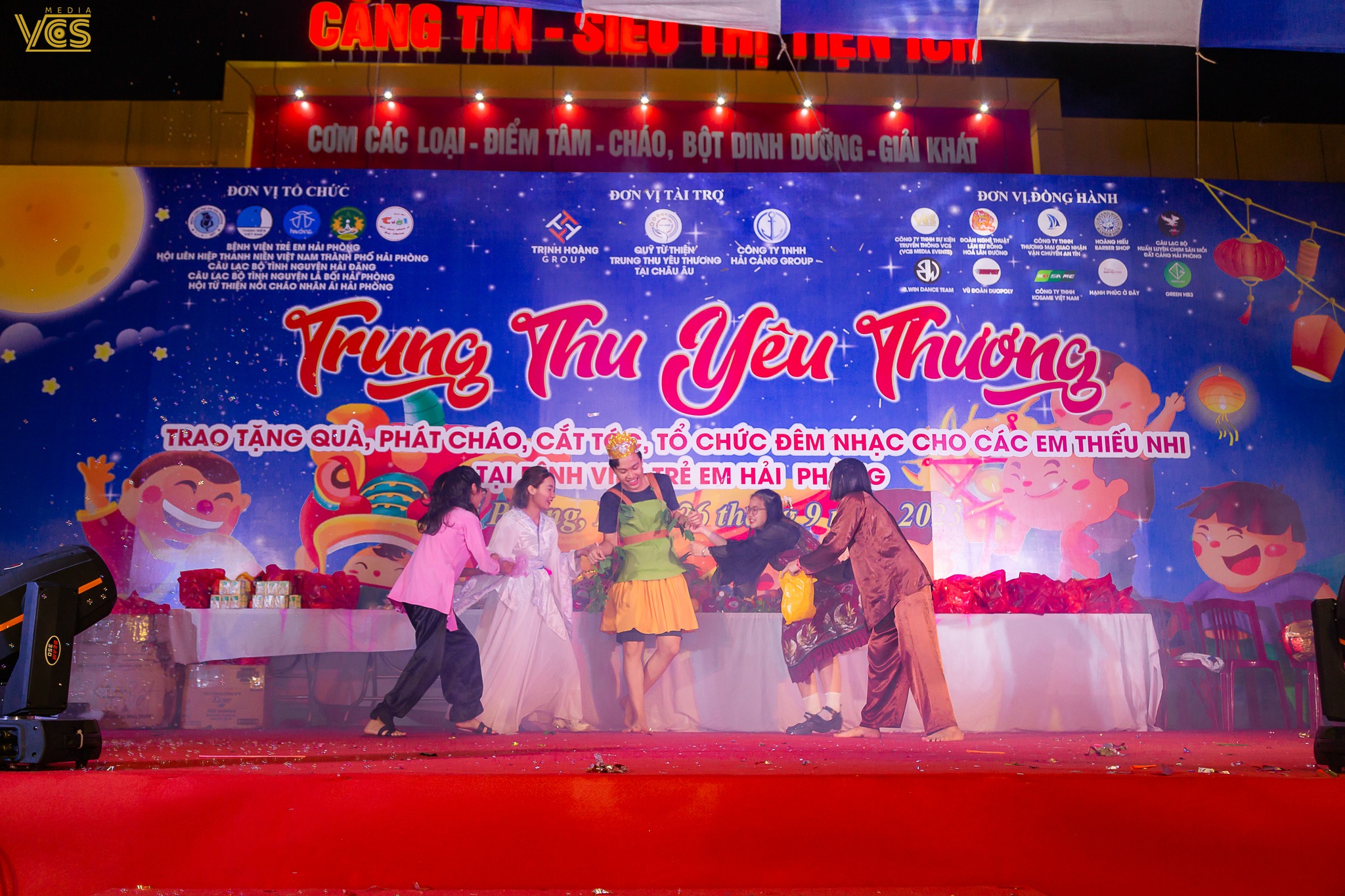 Trưởng phòng VCS MEDIA EVENT hóa trang thành ếch xanh kute - quấy hết mình tại sự kiện "Trung thu yêu thương" tại bệnh viện trẻ em Hải Phòng