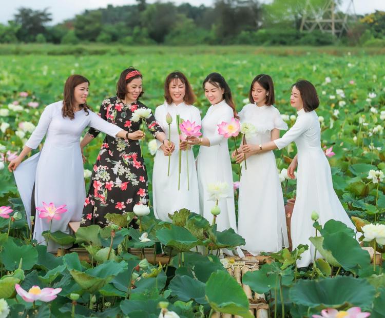 CHỊ EM ÁO DÀI HOA SEN