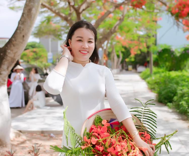 CHỊ EM ÁO DÀI HOA PHƯỢNG