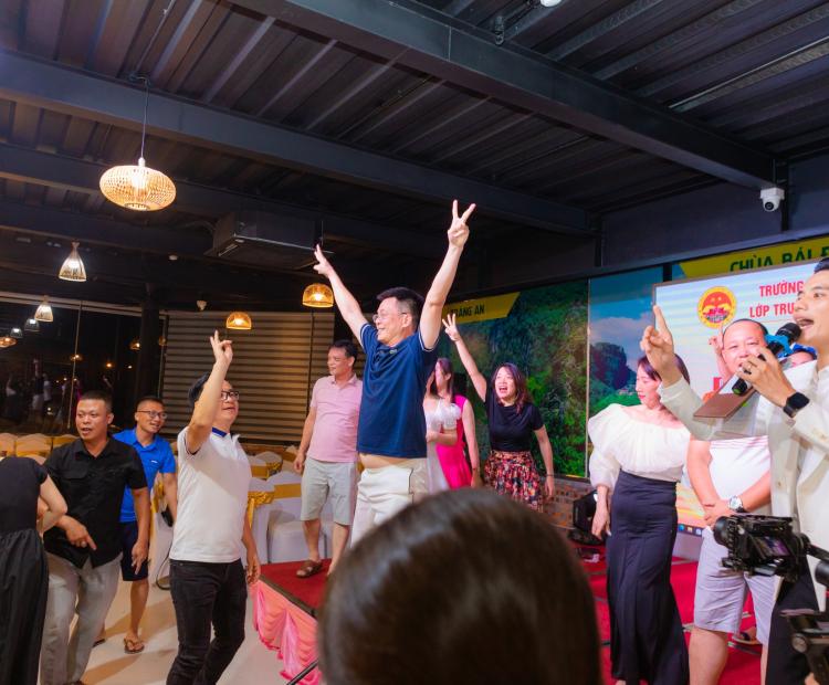 Tập thể A2K40 lớp trung cấp lý luận chính trị đã có chương trình team building và đêm gala dinner đầy màu sắc