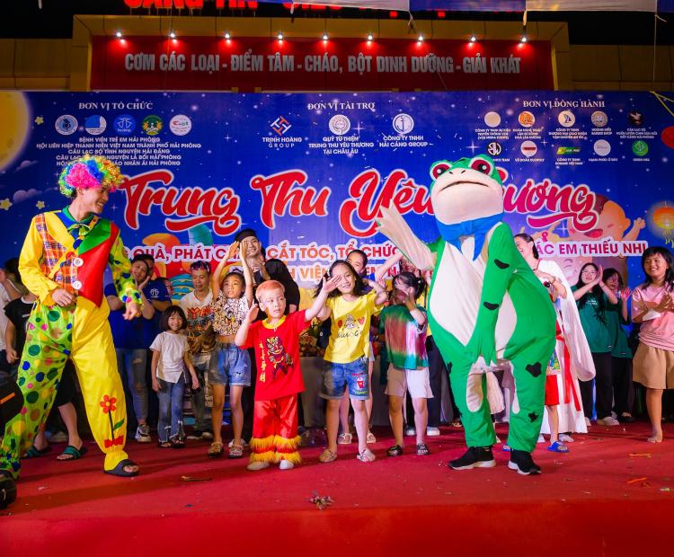 Trưởng phòng VCS MEDIA EVENT hóa trang thành ếch xanh kute - quấy hết mình tại sự kiện "Trung thu yêu thương" tại bệnh viện trẻ em Hải Phòng