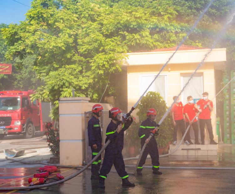 CỤM DOANH NGHIỆP VĨNH NIỆM ĐÃ KẾT HỢP CÙNG LỰC LƯỢNG CẢNH SÁT DIỄN TẬP PHƯƠNG ÁN PHÒNG CHÁY CHỮA CHÁY VÀ CỨU HỘ 2023 
