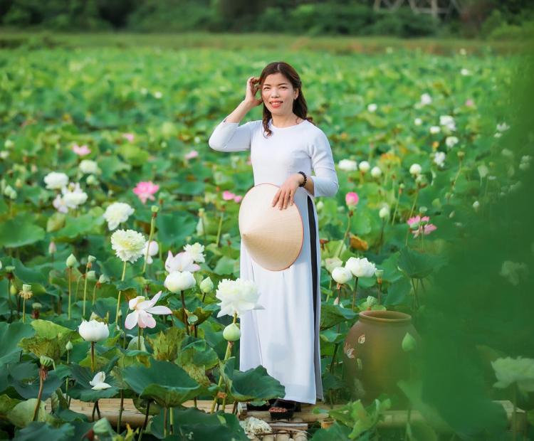 CHỊ EM ÁO DÀI HOA SEN