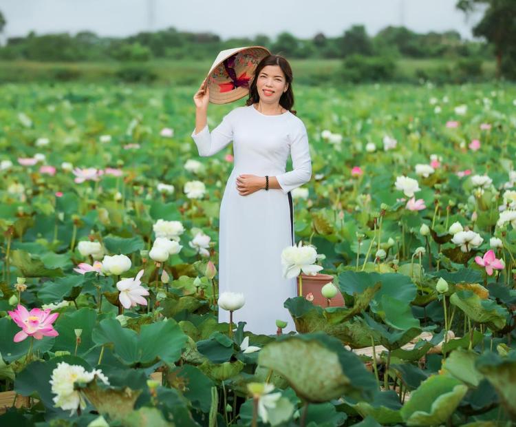 CHỊ EM ÁO DÀI HOA SEN