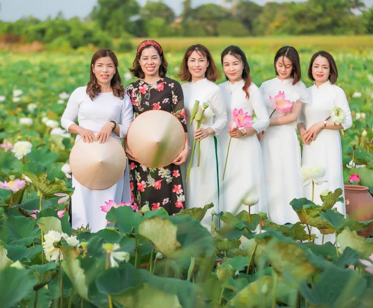 CHỊ EM ÁO DÀI HOA SEN
