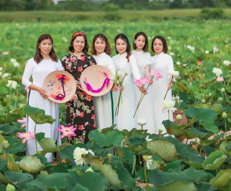 CHỊ EM ÁO DÀI HOA SEN