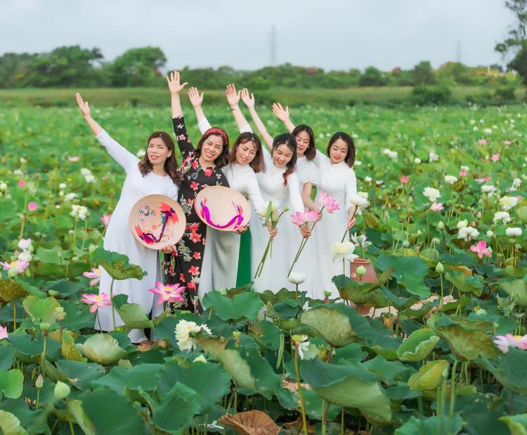 CHỊ EM ÁO DÀI HOA SEN