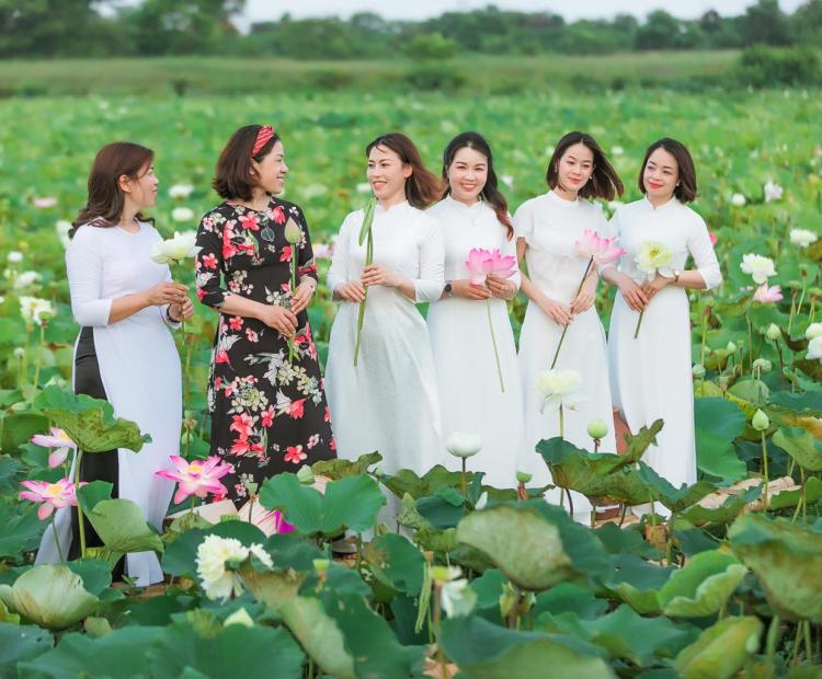 CHỊ EM ÁO DÀI HOA SEN