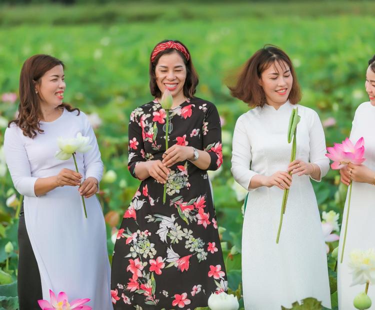 CHỊ EM ÁO DÀI HOA SEN