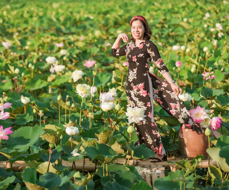 CHỊ EM ÁO DÀI HOA SEN