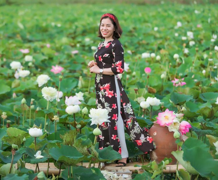 CHỊ EM ÁO DÀI HOA SEN