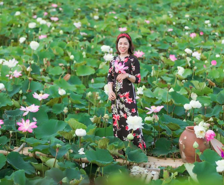 CHỊ EM ÁO DÀI HOA SEN