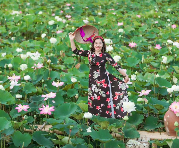 CHỊ EM ÁO DÀI HOA SEN