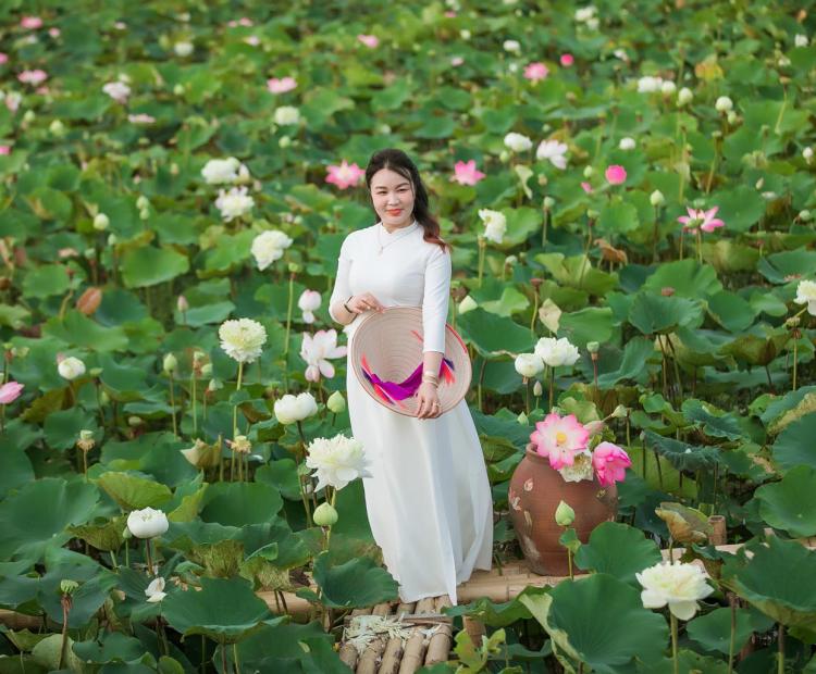 CHỊ EM ÁO DÀI HOA SEN