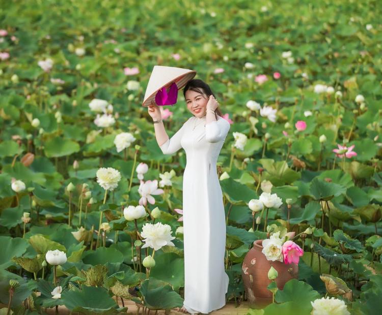 CHỊ EM ÁO DÀI HOA SEN