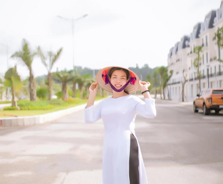 CHỊ EM ÁO DÀI ĐỒI RỒNG