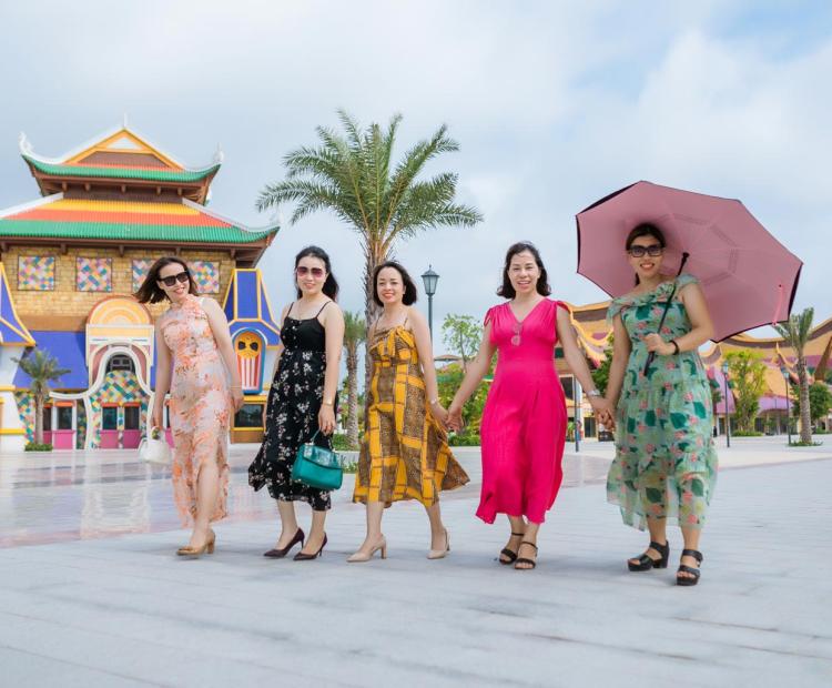 CHỊ EM ÁO DÀI ĐỒI RỒNG