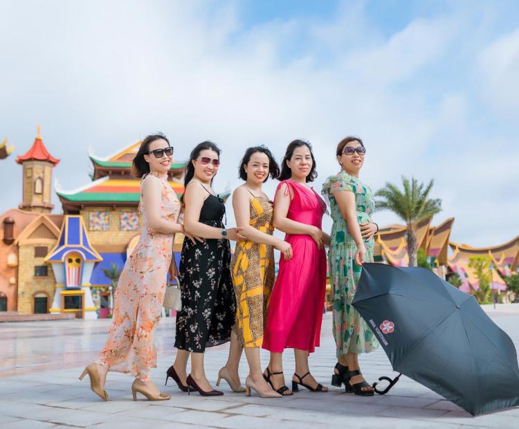 CHỊ EM ÁO DÀI ĐỒI RỒNG