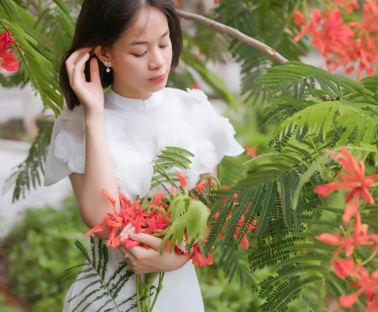 CHỊ EM ÁO DÀI HOA PHƯỢNG