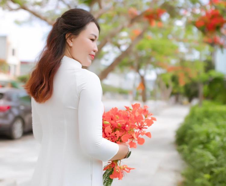 CHỊ EM ÁO DÀI HOA PHƯỢNG
