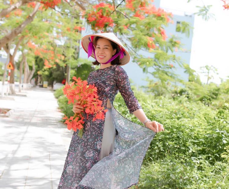 CHỊ EM ÁO DÀI HOA PHƯỢNG