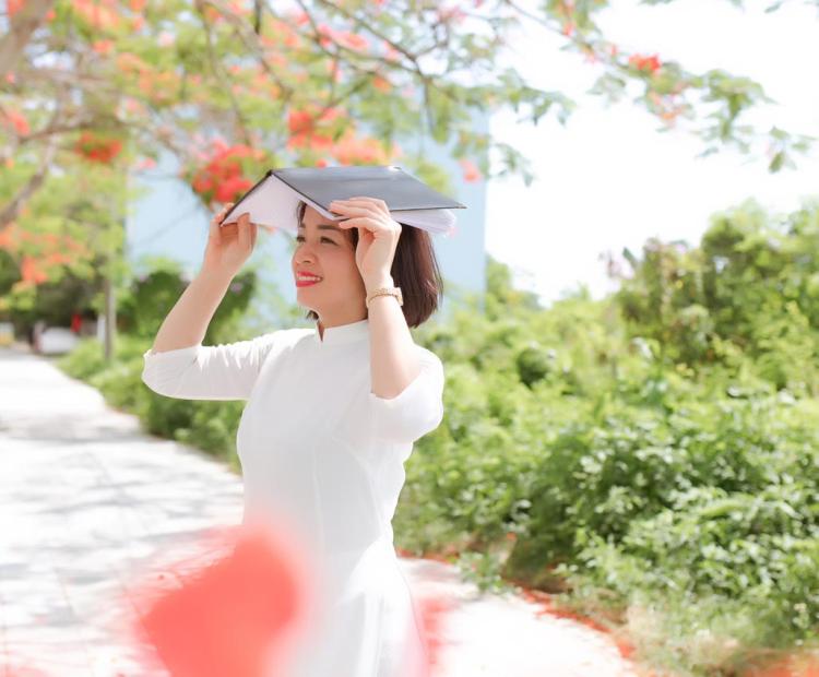 CHỊ EM ÁO DÀI HOA PHƯỢNG