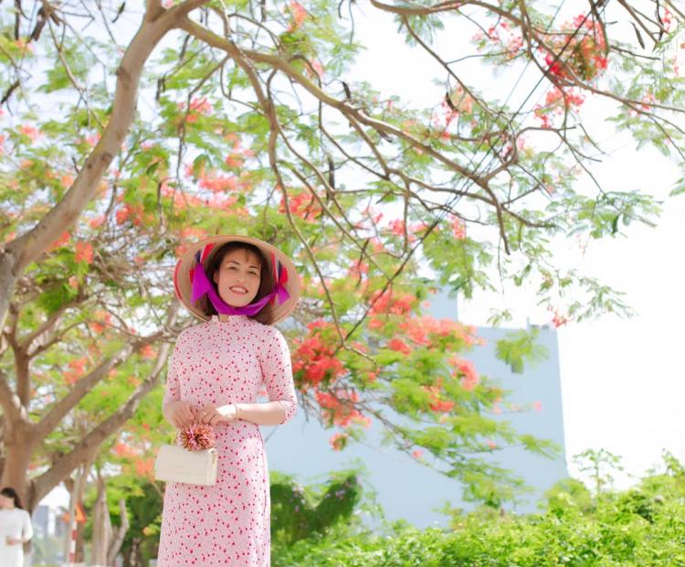 CHỊ EM ÁO DÀI HOA PHƯỢNG