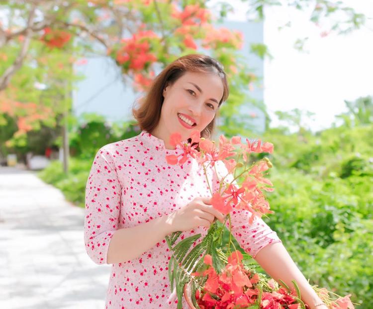 CHỊ EM ÁO DÀI HOA PHƯỢNG