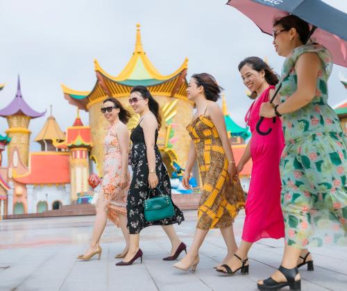 CHỊ EM ÁO DÀI ĐỒI RỒNG